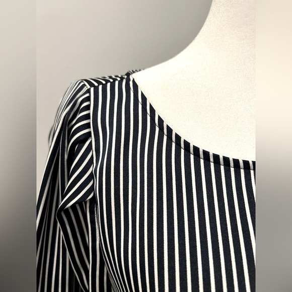 Beautiful Ann Taylor Factory Navy and White Stripe Top 3/4 sleeve Size medium - Picture 3 of 9